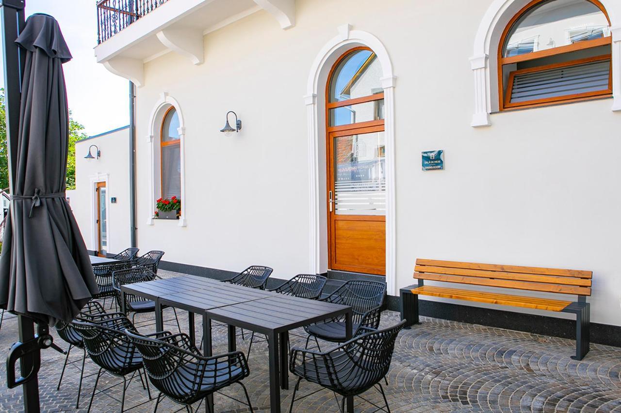 House Of Charles Hotel Карей Екстериор снимка