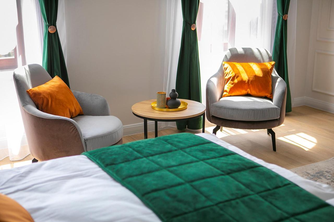 House Of Charles Hotel Карей Екстериор снимка