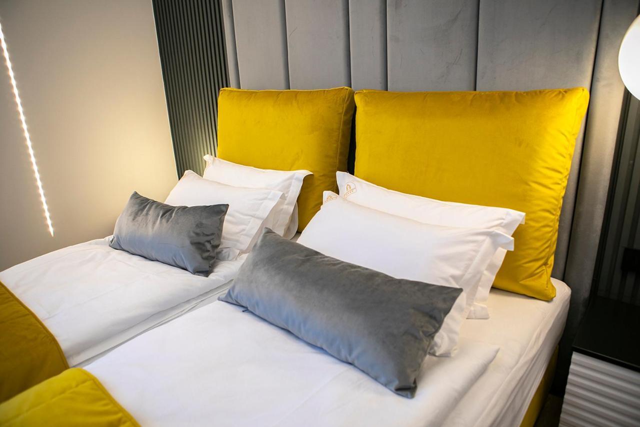 House Of Charles Hotel Карей Екстериор снимка