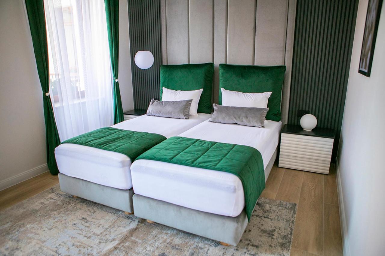 House Of Charles Hotel Карей Екстериор снимка